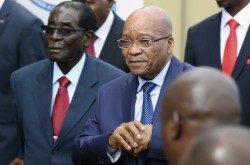 Zimbabwean President Robert Mugabe and South African President Jacob Zuma (R) attend the summit of the Southern African Development Community (SADC), called to discuss industrialisation in southern Africa, in Harare, April 29, 2015. Other African nations should stop their citizens from migrating to South Africa to prevent violence against foreigners, Mugabe said on Wednesday. REUTERS/Philimon Bulawayo